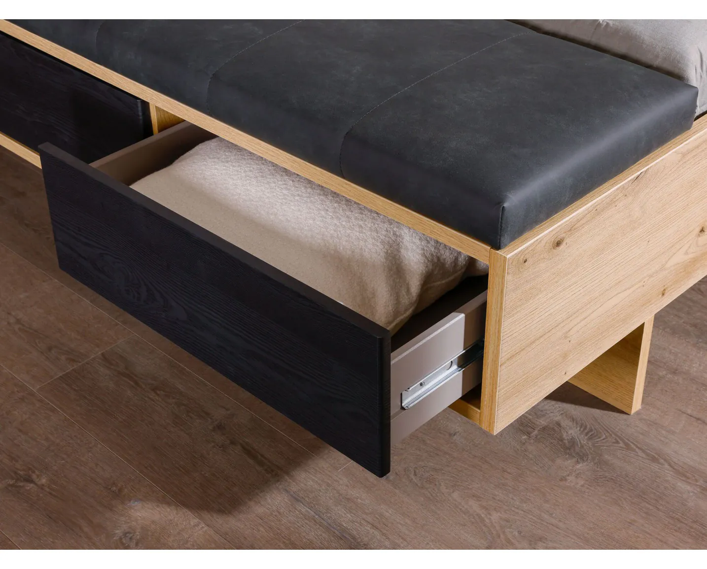 Lichteiken tweepersoonsbed 180 met accenten in de kleur wit